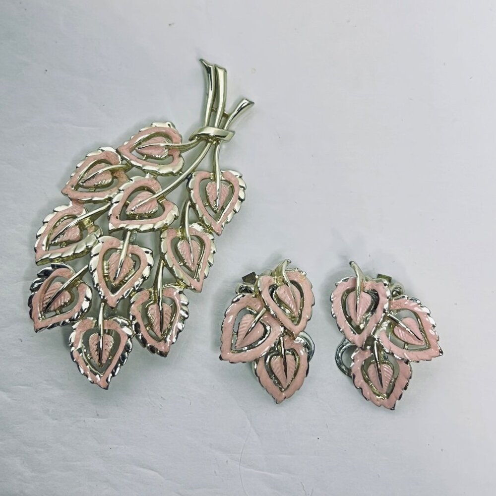 Gold Tone & Pink Enamel Bouquet Brooch W/ Matching Clip On Earrings Set (5750)